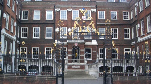 James Bond Small Group Mini Coach Tour in London