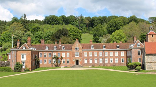 James Bond London Tour with Pinewood Studios Photo Stop